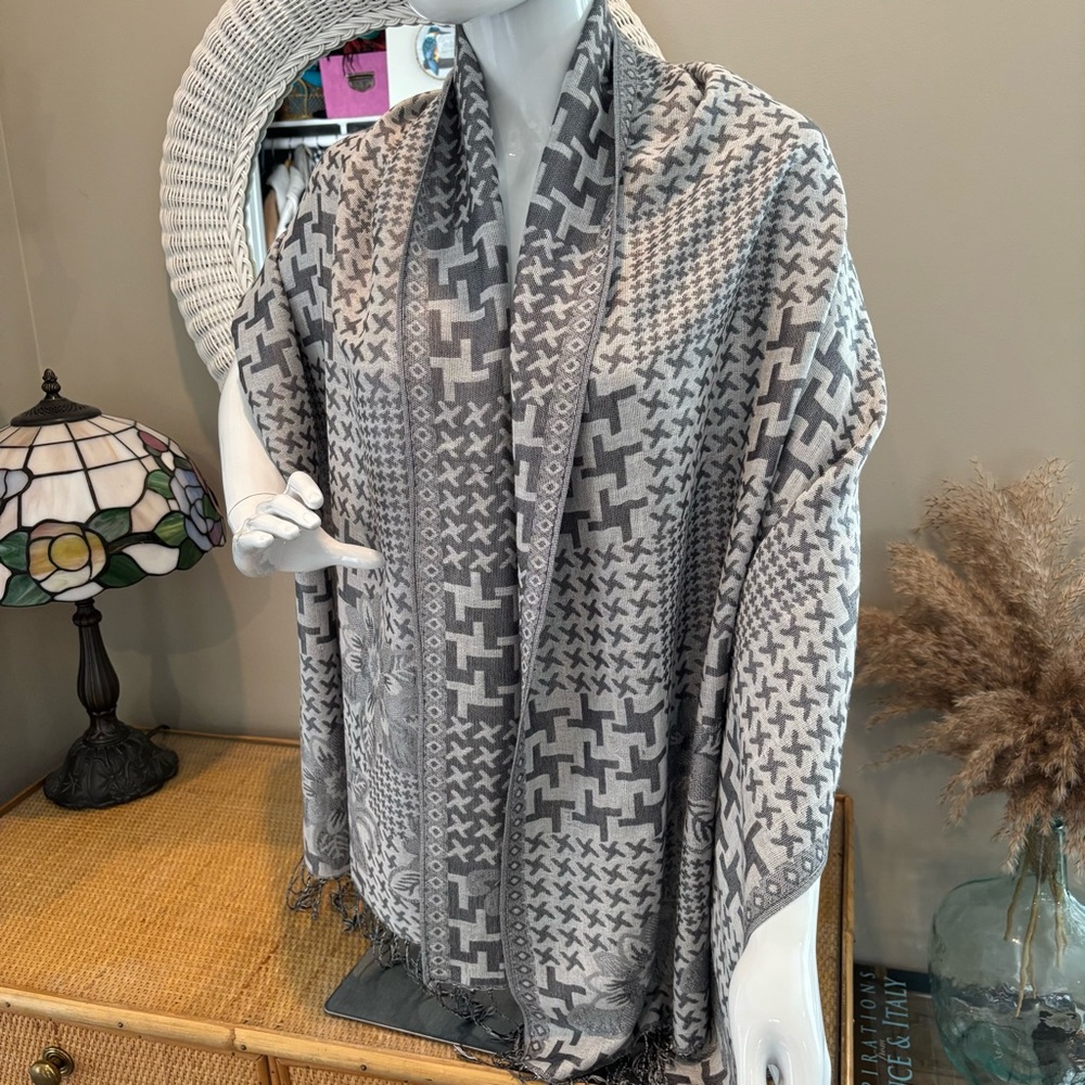 Pashmina Gray & white Patterned scarf / shawl in great condition.  Super soft!